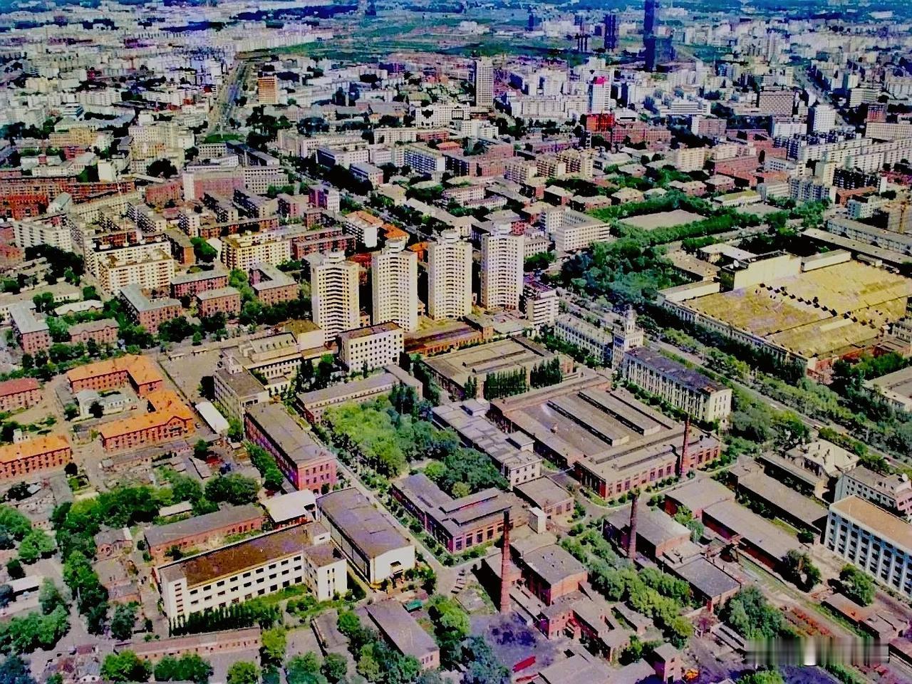 俯瞰这座城市的过去与未来，感受时光的变迁。在看无动力的香坊。