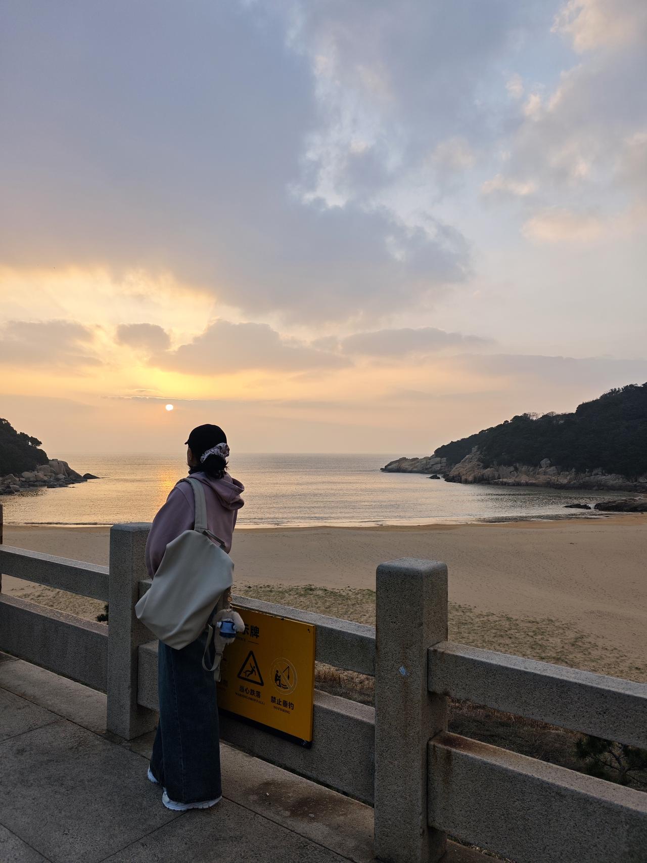 清晨不到5点钟起来吃完早饭，赶坐第一趟6.30分的索道来到普陀山最高处——佛顶山