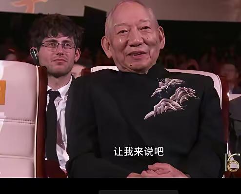 80多岁获得了终身成就奖，实至名归。我们从小看的武侠片，90%以上的全是他指导，