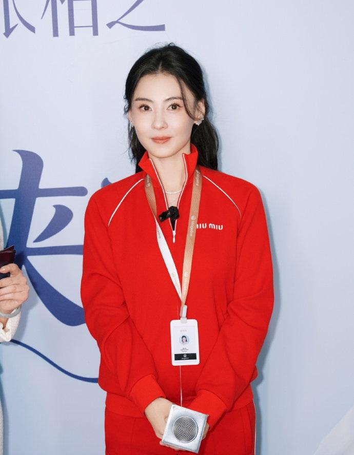 最近张柏芝在出席活动的时候穿了一身运动装，看起来有种活力满满的感觉。

她上身穿