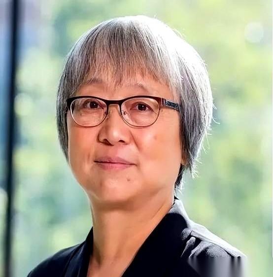 哈佛医学院第一位亚裔终身女教授，她的名字被刻在荣誉墙上。可就在事业最顶峰的时候，