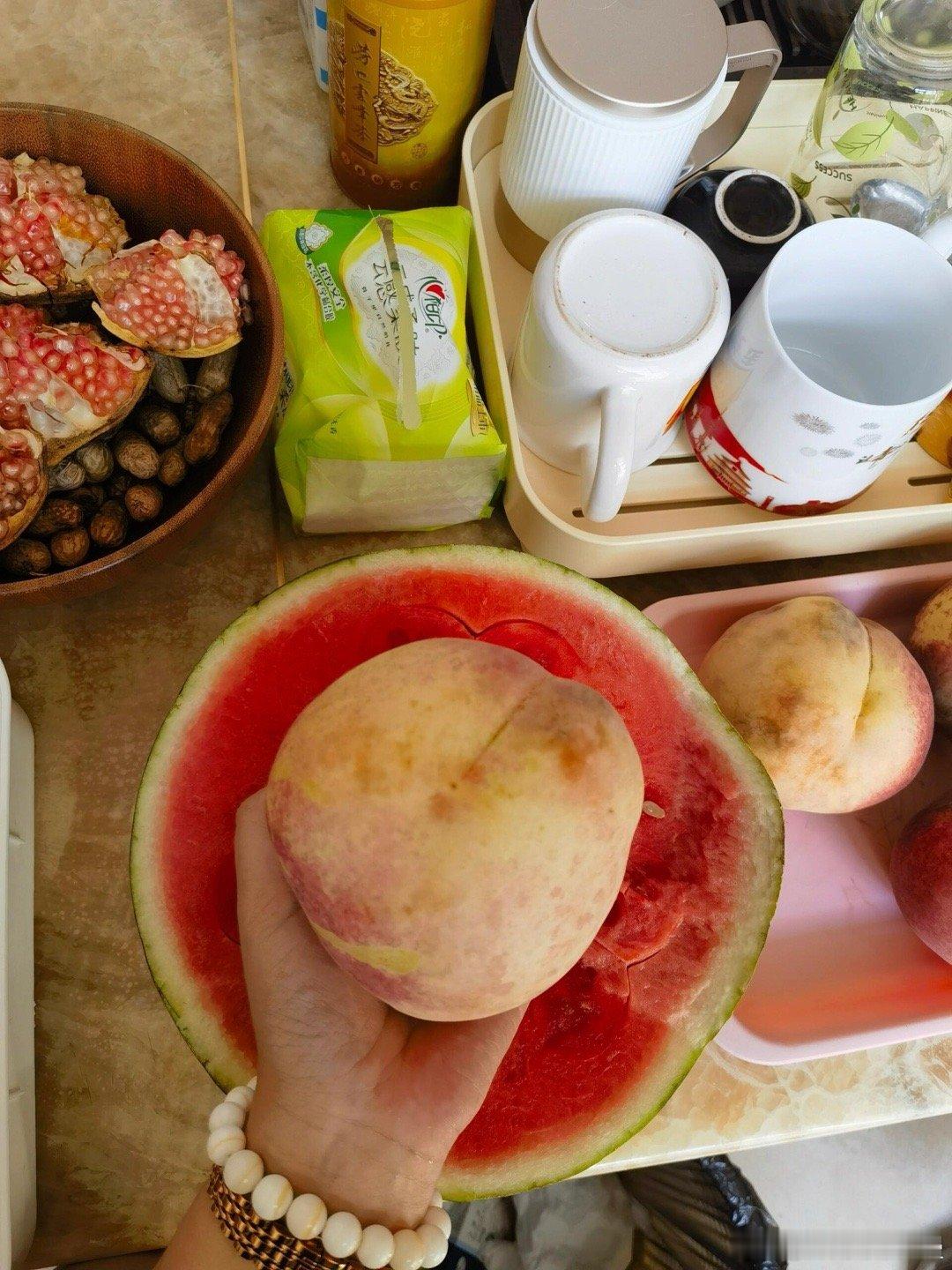 #山东的桃子已经离谱到这种程度了吗#不愧是蔬菜大省山东，毕竟这个桃子也太大了，都