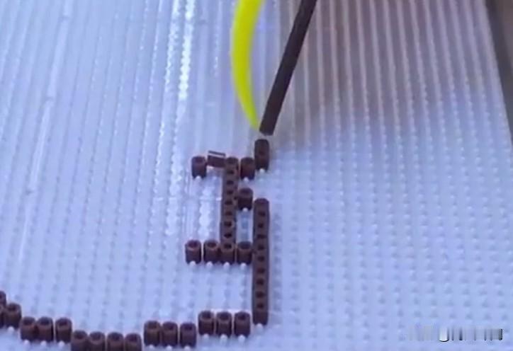 但这类玩具的安全隐患太大了，核心问题出在配套的迷你小熨斗上。市面上大量廉价拼豆玩