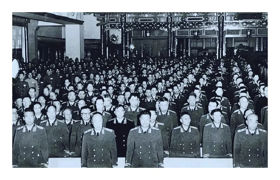 1955年，授衔现场。前排左起，分别是徐向前，陈毅，贺龙，彭德怀4位元帅。 