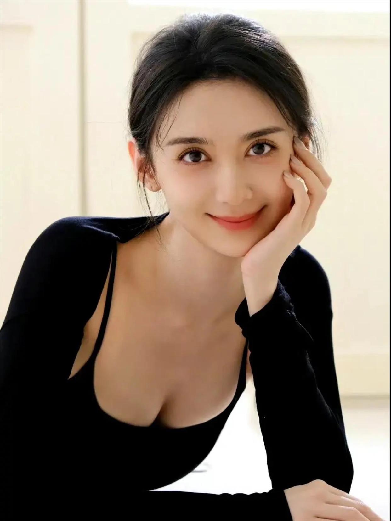 有一说一，徐梓钧这个比高亚麟小26岁的女演员，身材和颜值是真没的说，绝了！但不得