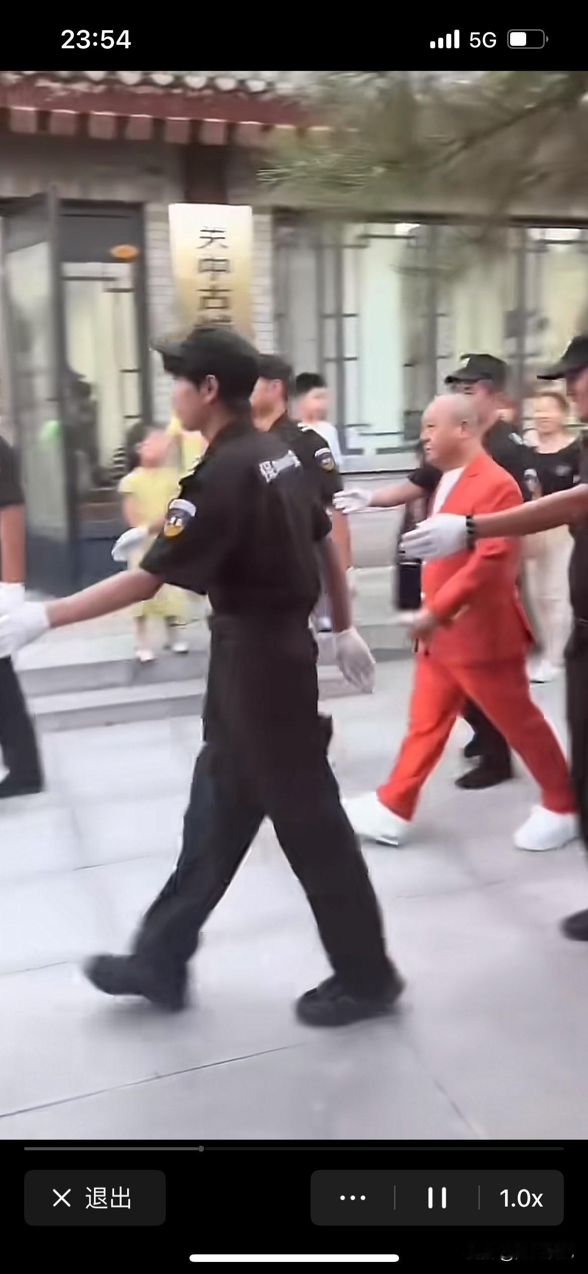 一个明星而已，用得着这样吗？看看这些场面，真的过分了，在街上直接拦路安保人员两边