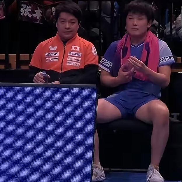 丢冠后的张本智和，三个动作太显眼了！最后一球打完他呆站着，看着邱党庆祝就耷拉着脑