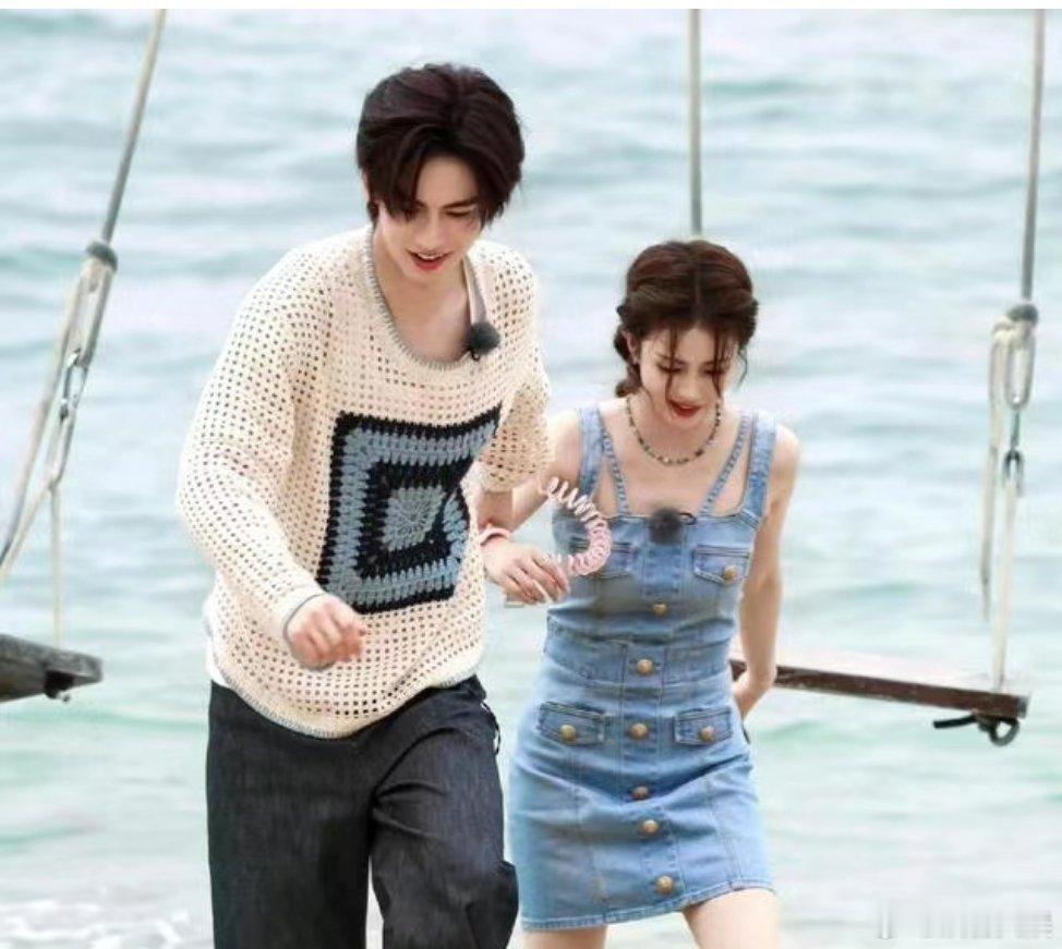 #刘大锤曝白鹿张凌赫曾同居#爆料就爆实料，别拿着一些无关要紧的图片，来凭空想象获