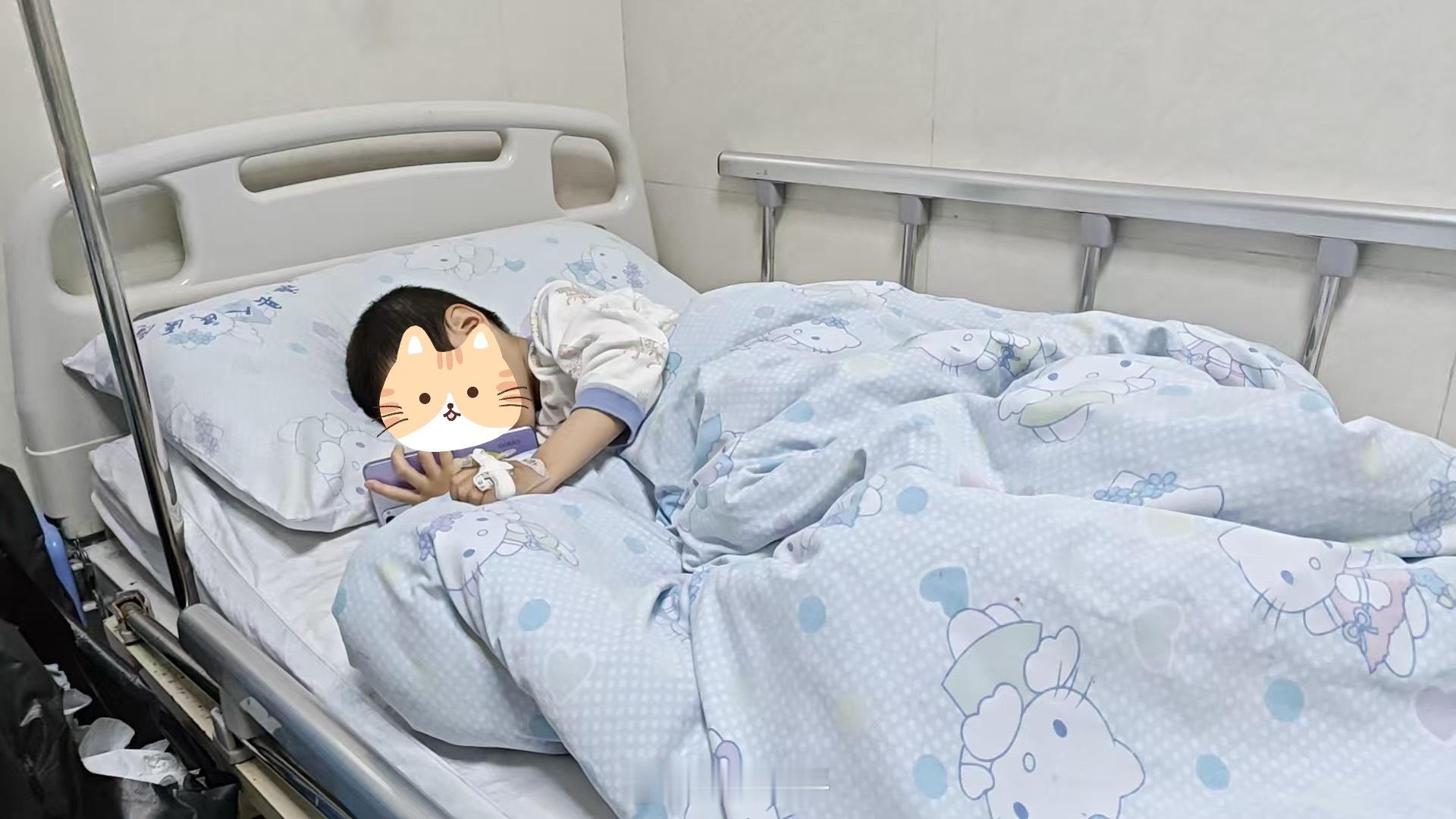 这小孩都生病住院了，还想着玩手机，不让他玩还哭 深圳