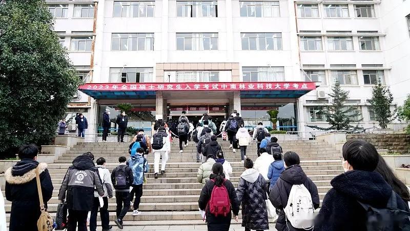 2015年：考研报名为164.9万人2016年：考研报名为177万人2017年：