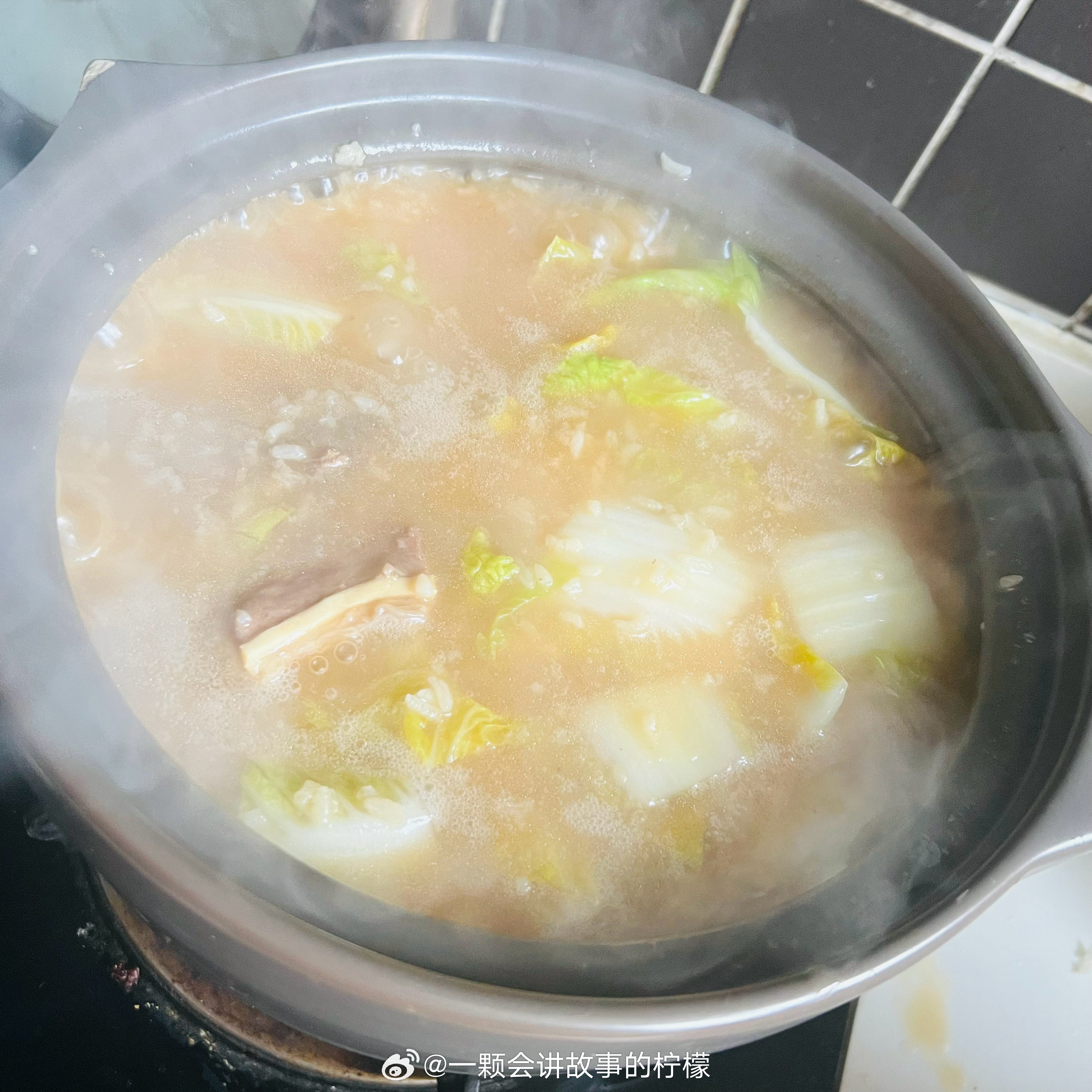 下大雪了，外卖也点不到，请了天假不想去上班，炖了羊蝎子，煮了羊肉粥，下午想去做个