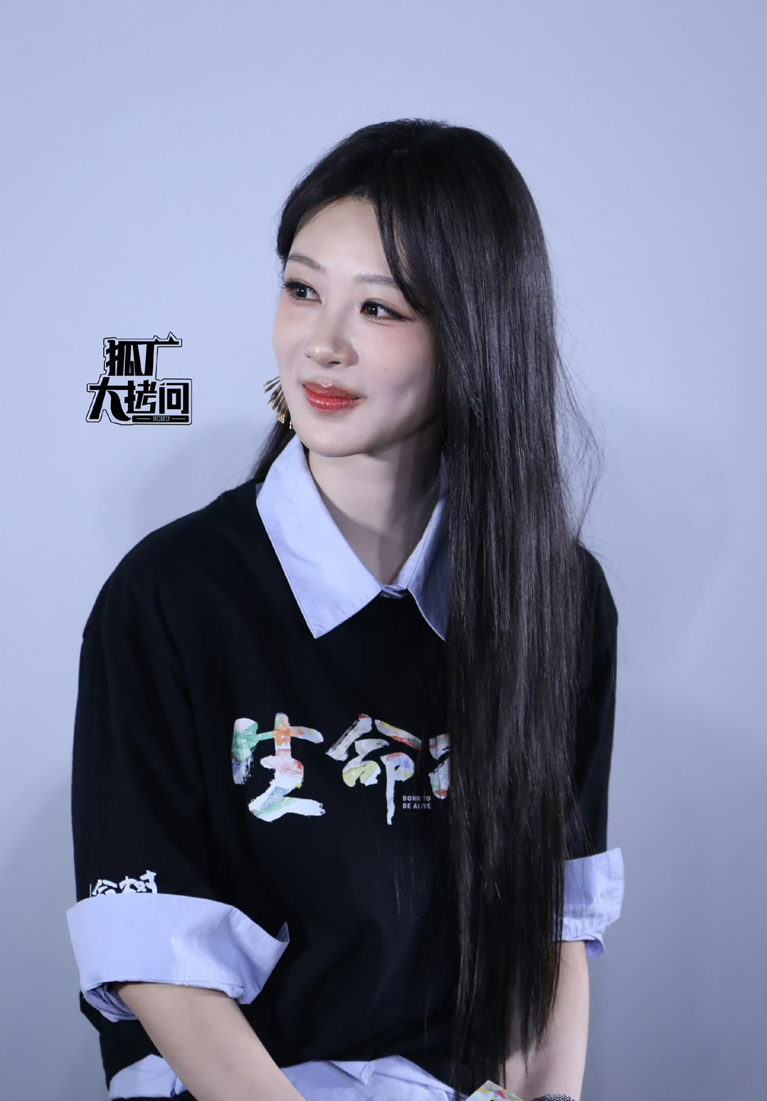 杨紫《生命树》看片会生图来啦，状态看起来不错哦！ 