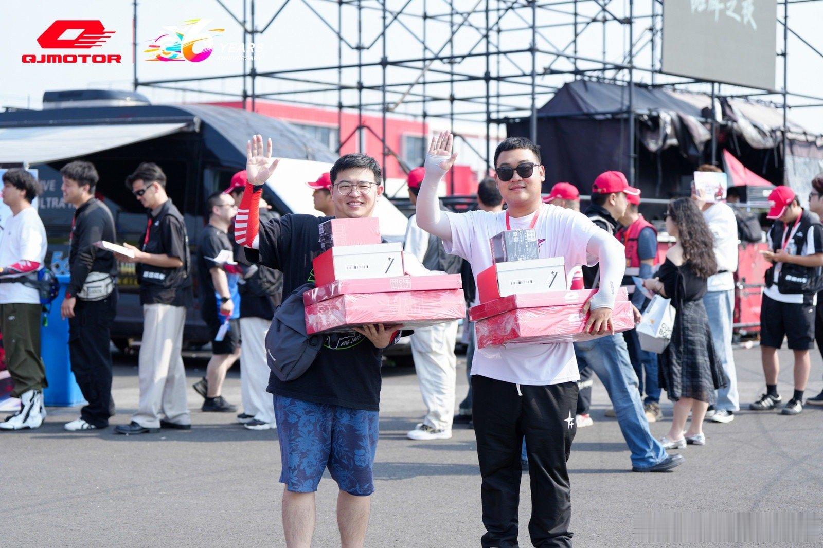 QJMOTOR六周年庆，活动着实精彩，礼品丰富车友们都乐开花，脸上的笑容不会骗人