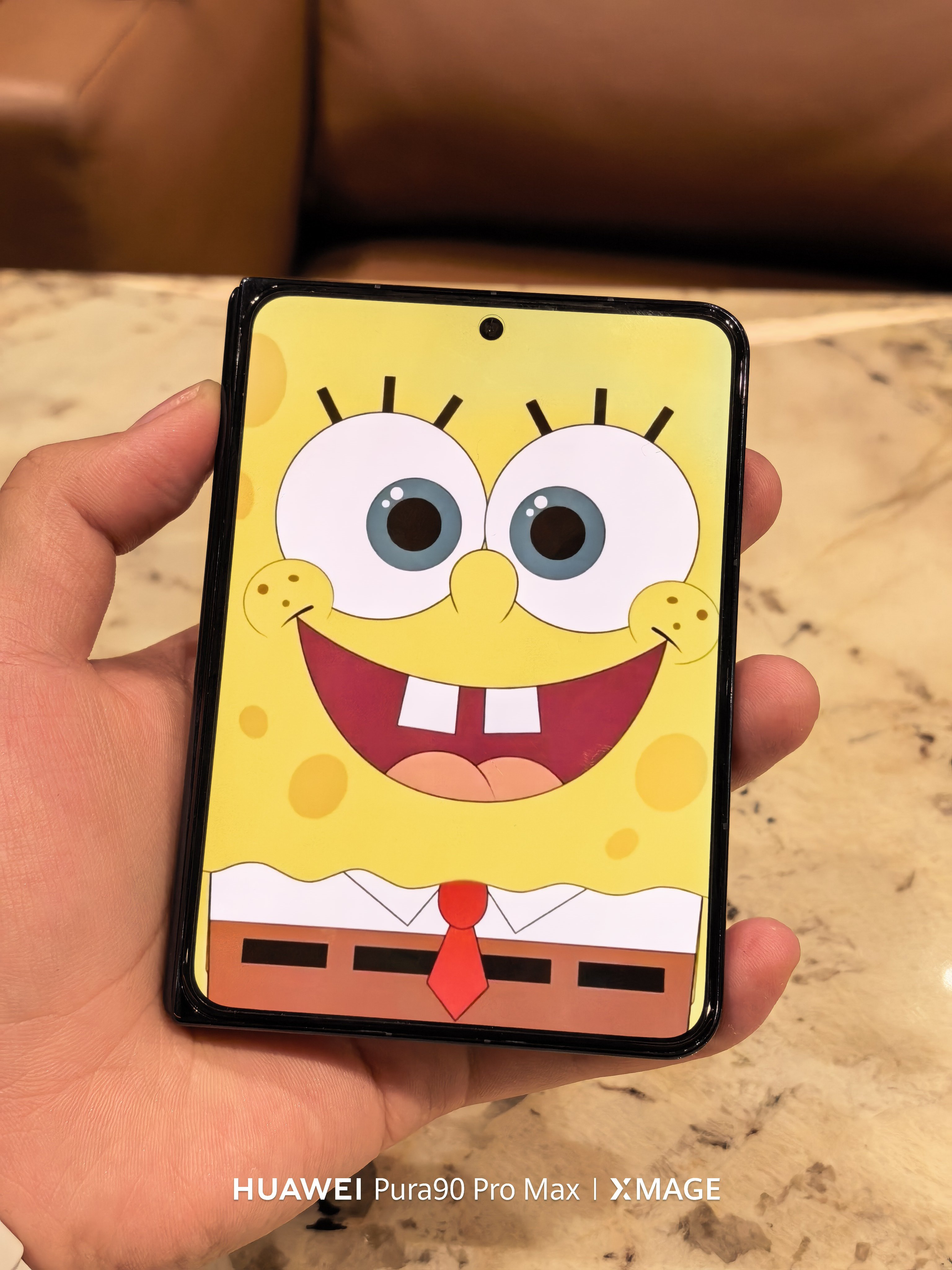 华为Pura X Max 用这壁纸真可爱，海绵阔宝宝！合上：海绵小宝宝，展开：海