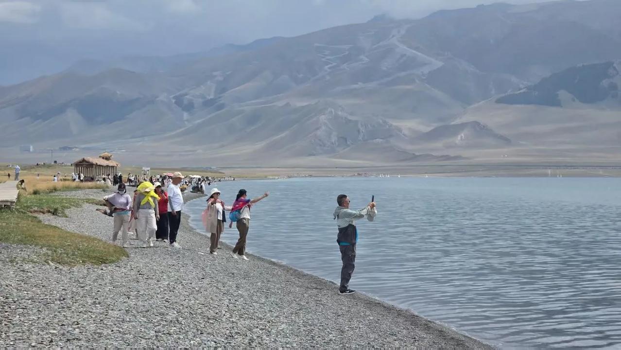 骊山旅友快乐行、赛里木湖：
 我知我喜乐，纵情跋涉。
骊山驴友会新疆大环线活动进