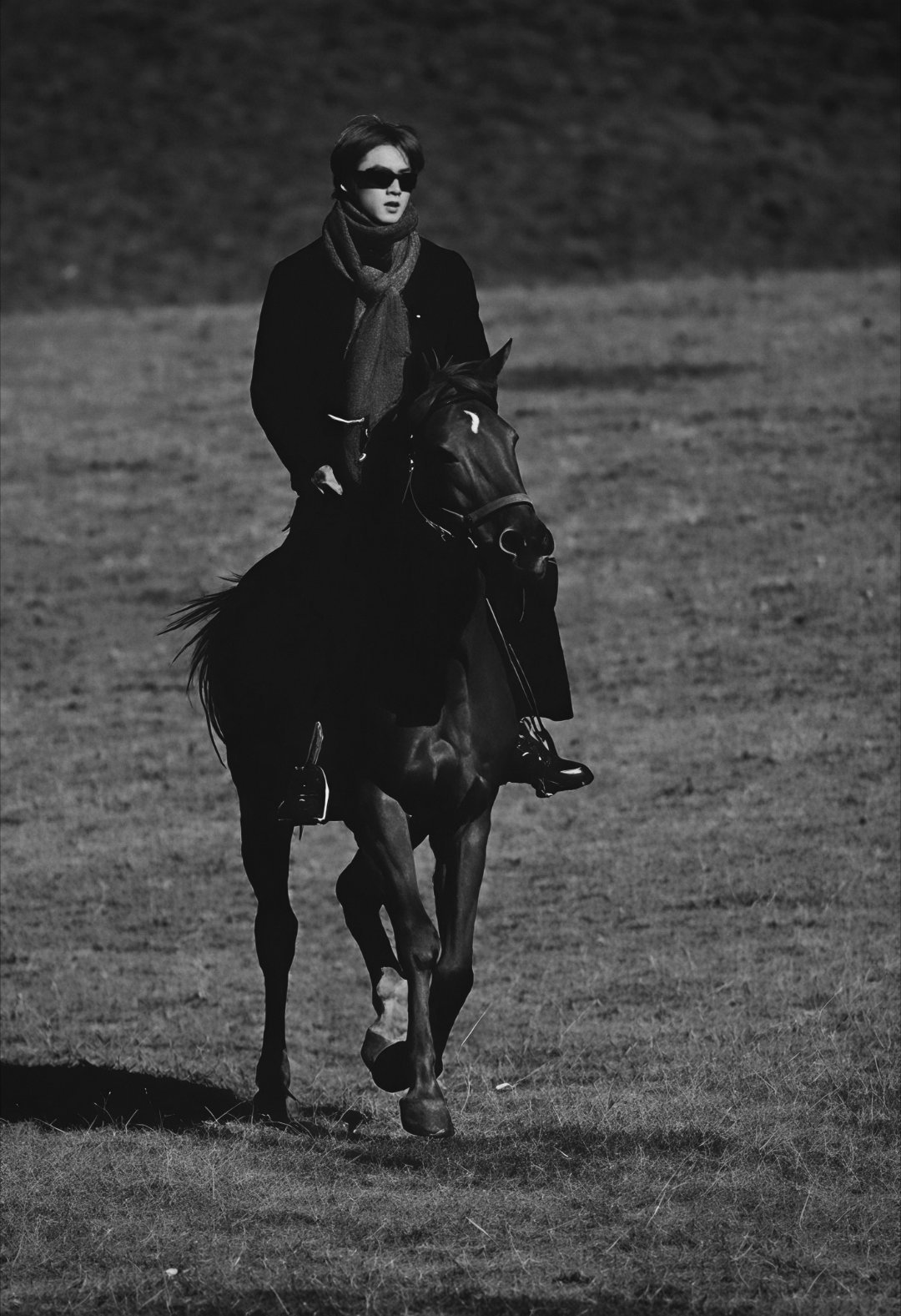 刘耀文镖人裴行俨 镖人 电影《镖人》预告来了，刘耀文饰演少年将军裴行俨，一袭红衣