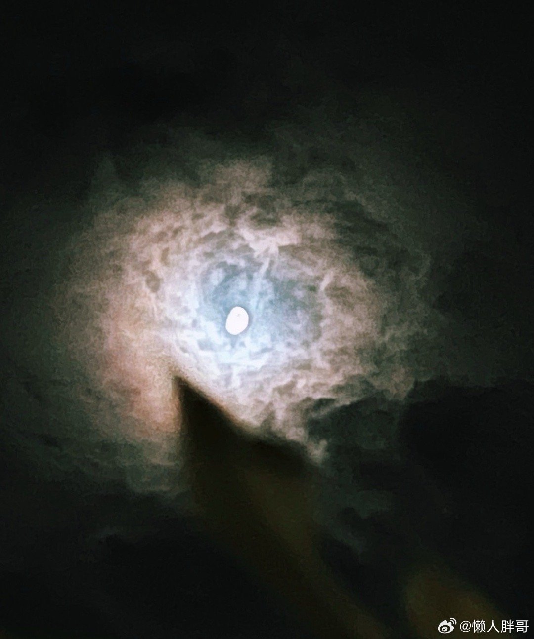 画黑洞暗物质永恒星球月之阴暗面暗夜叶尖精灵不屈呐喊之咆哮～～就是没拍清楚的月亮而