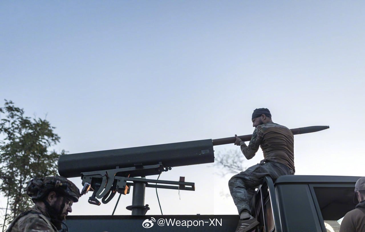 #兵器影像[超话]# 乌军第 109 国土防卫旅的丰田“陆地巡洋舰”皮卡配备了一