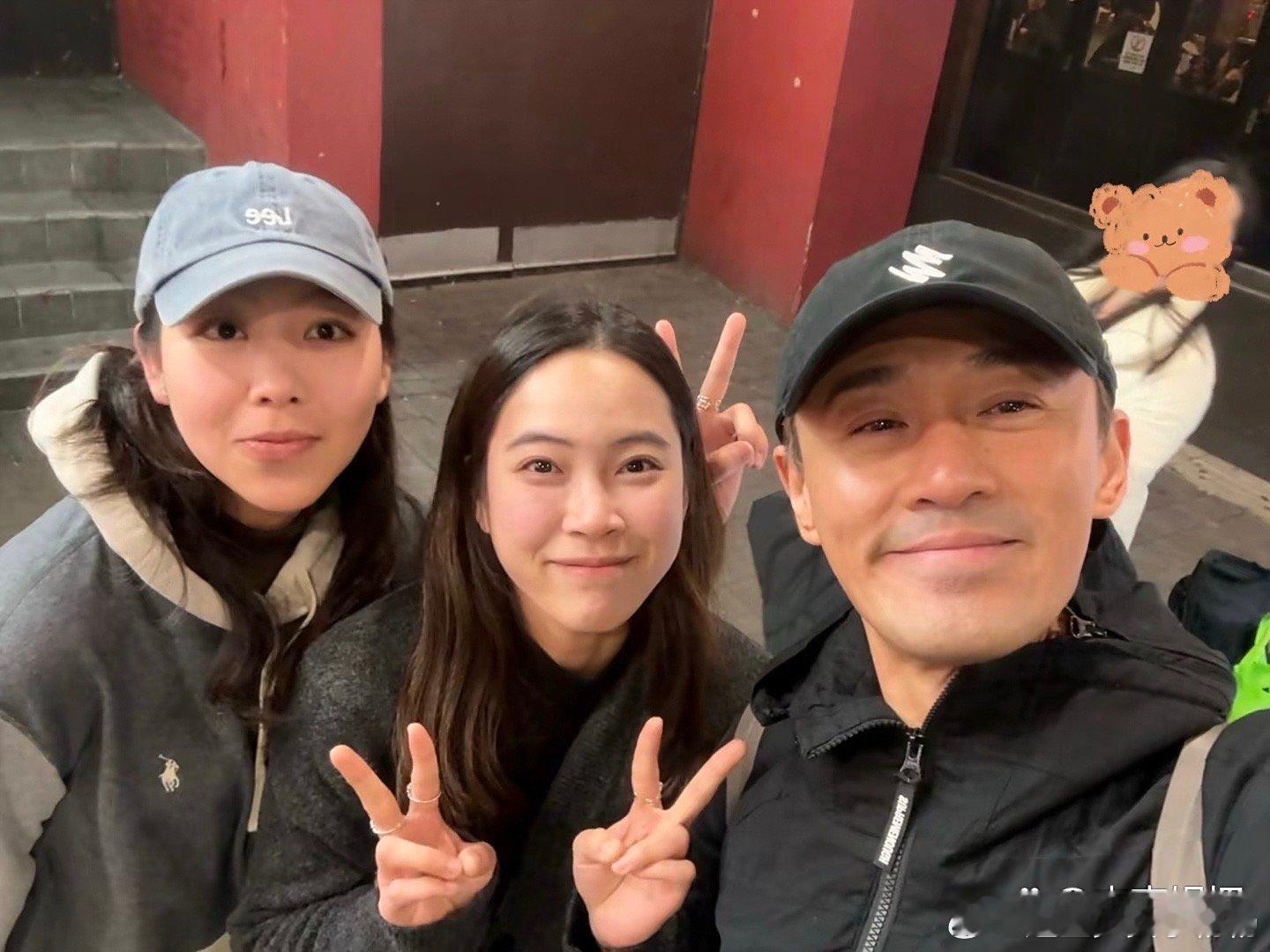 林峯在悉尼街头和老婆女儿看地摊货，他的穿衣打扮很时尚，即使很有钱，也不介意地摊货
