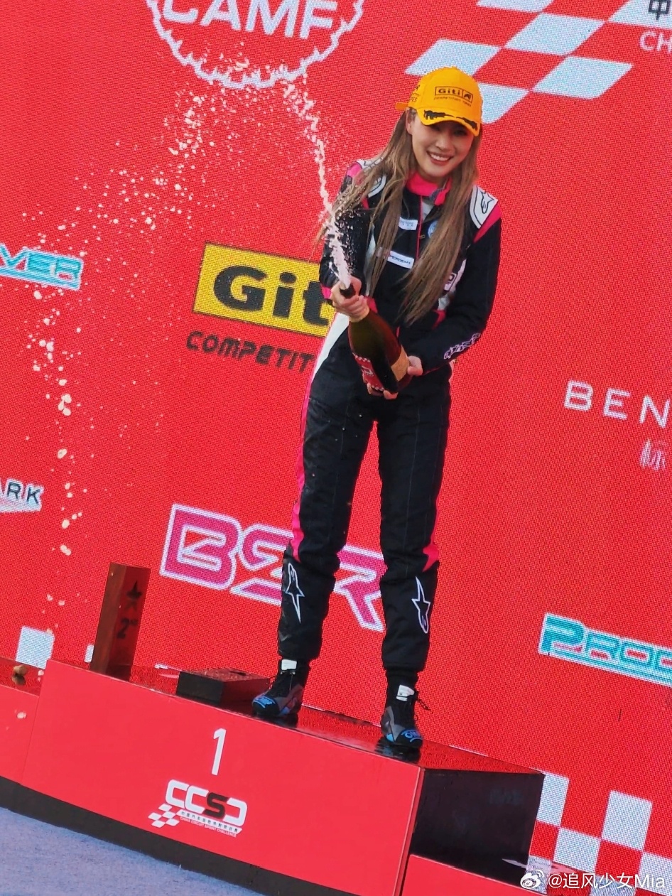 mia的赛车日常 胜利之花需要用奖杯和香槟浇灌~今天终于结果了!！!组别双冠 稳