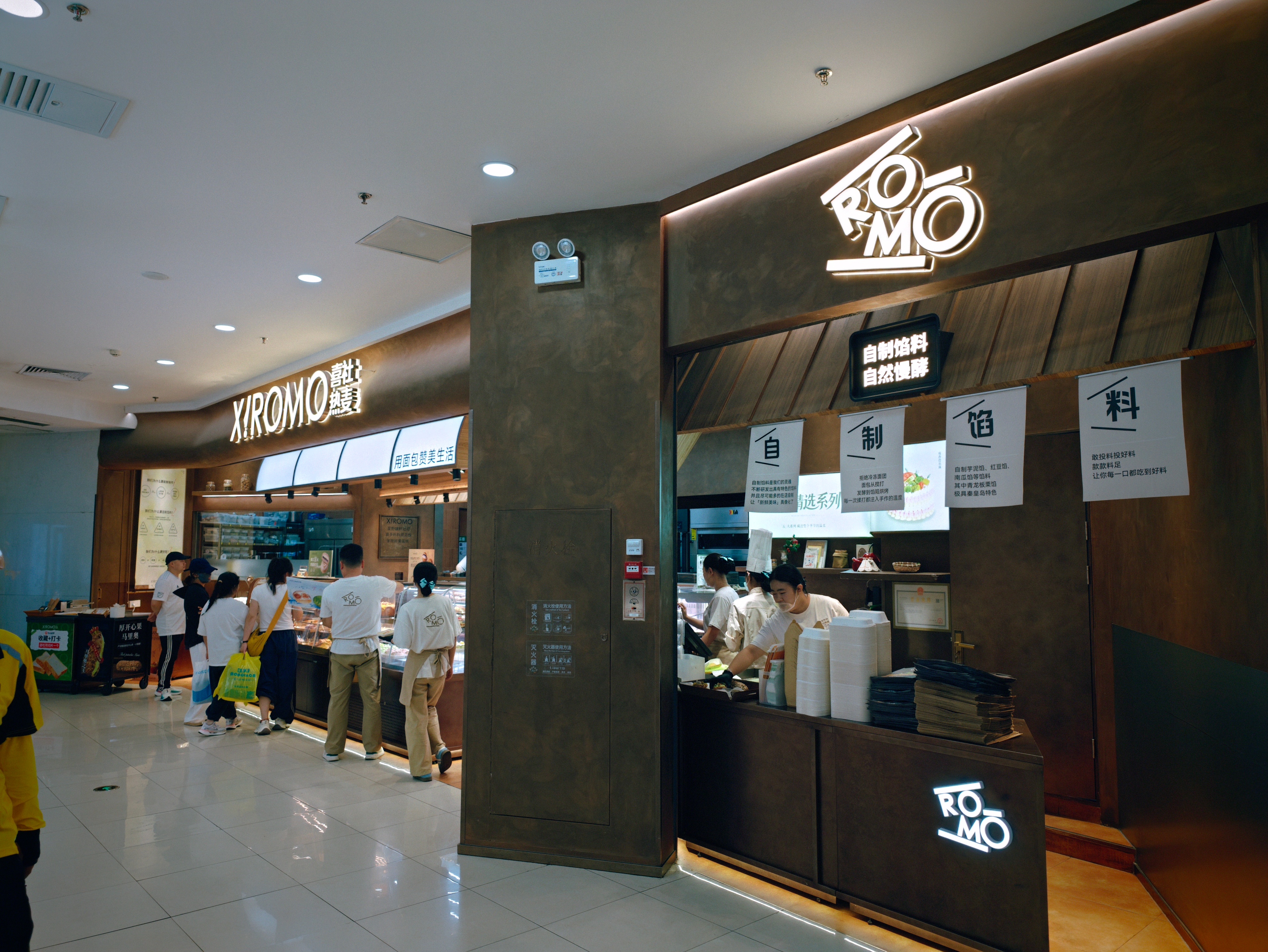 每次路过这种外摆的甜品店，我都得快点走。味太大了，空气都是那种奶甜的味道，闻着都