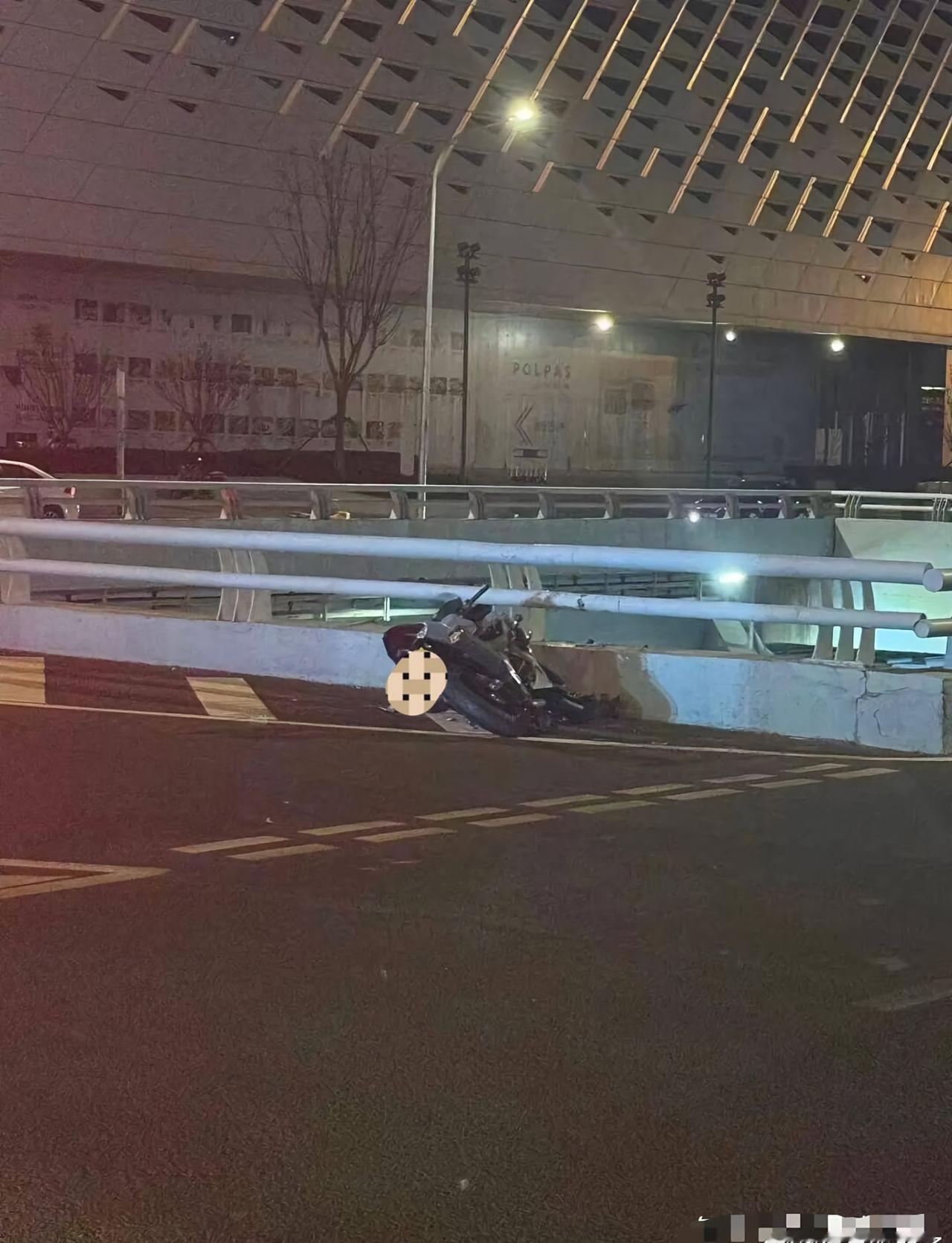 网传又一网红美女女骑陨落，不慎撞车坠桥，珍爱生命管好右手 ​​​