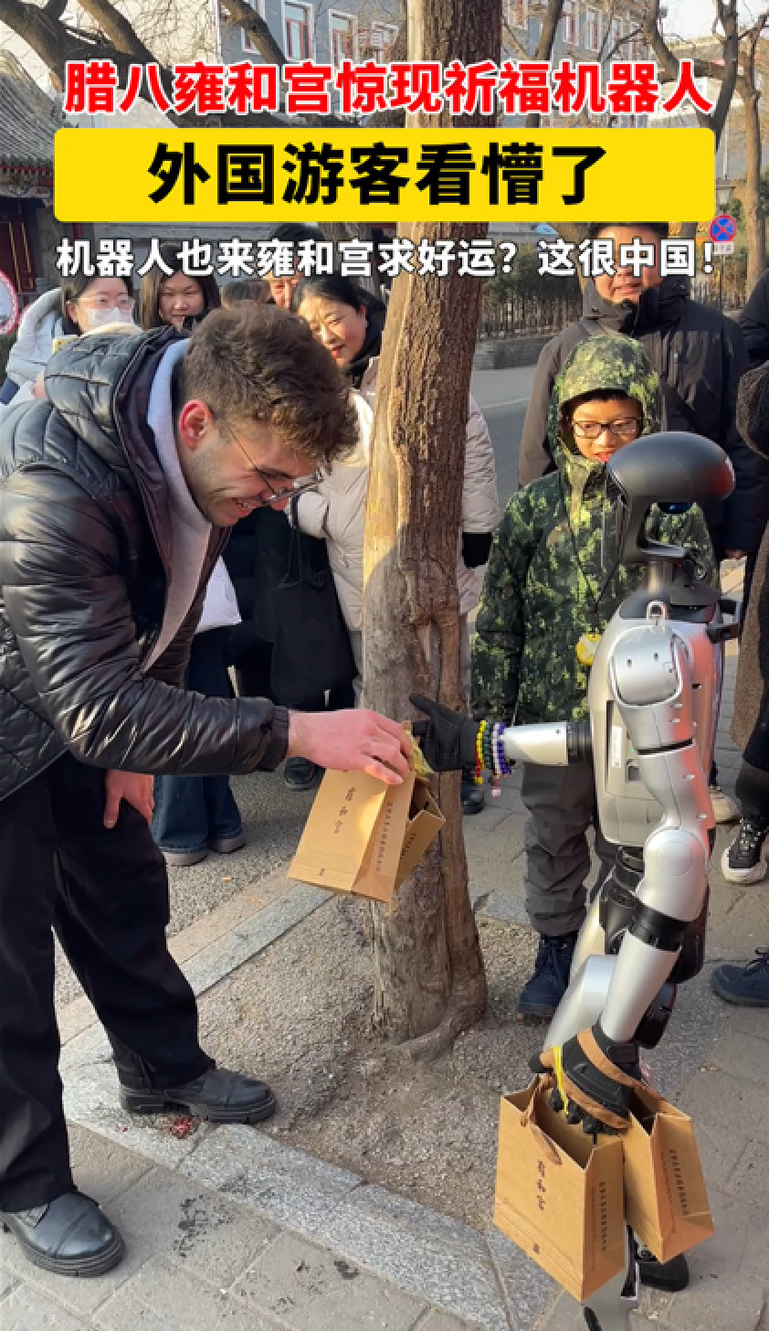 外国游客举着手机惊叹的瞬间，正是传统与现代的奇妙交融。没有生硬的嫁接，只有一份接