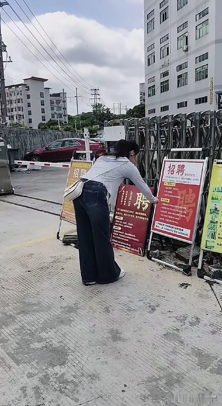 现在工作真的不好找，年龄卡的很，好多工厂三十五岁以上就不招了。
这让我们四十加的