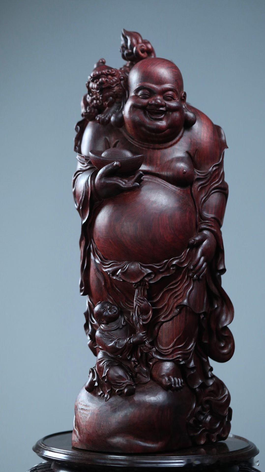 有些弥勒，一看就“满”。

满福气，满喜气，满人间烟火气。

这尊海南黄花梨《戏