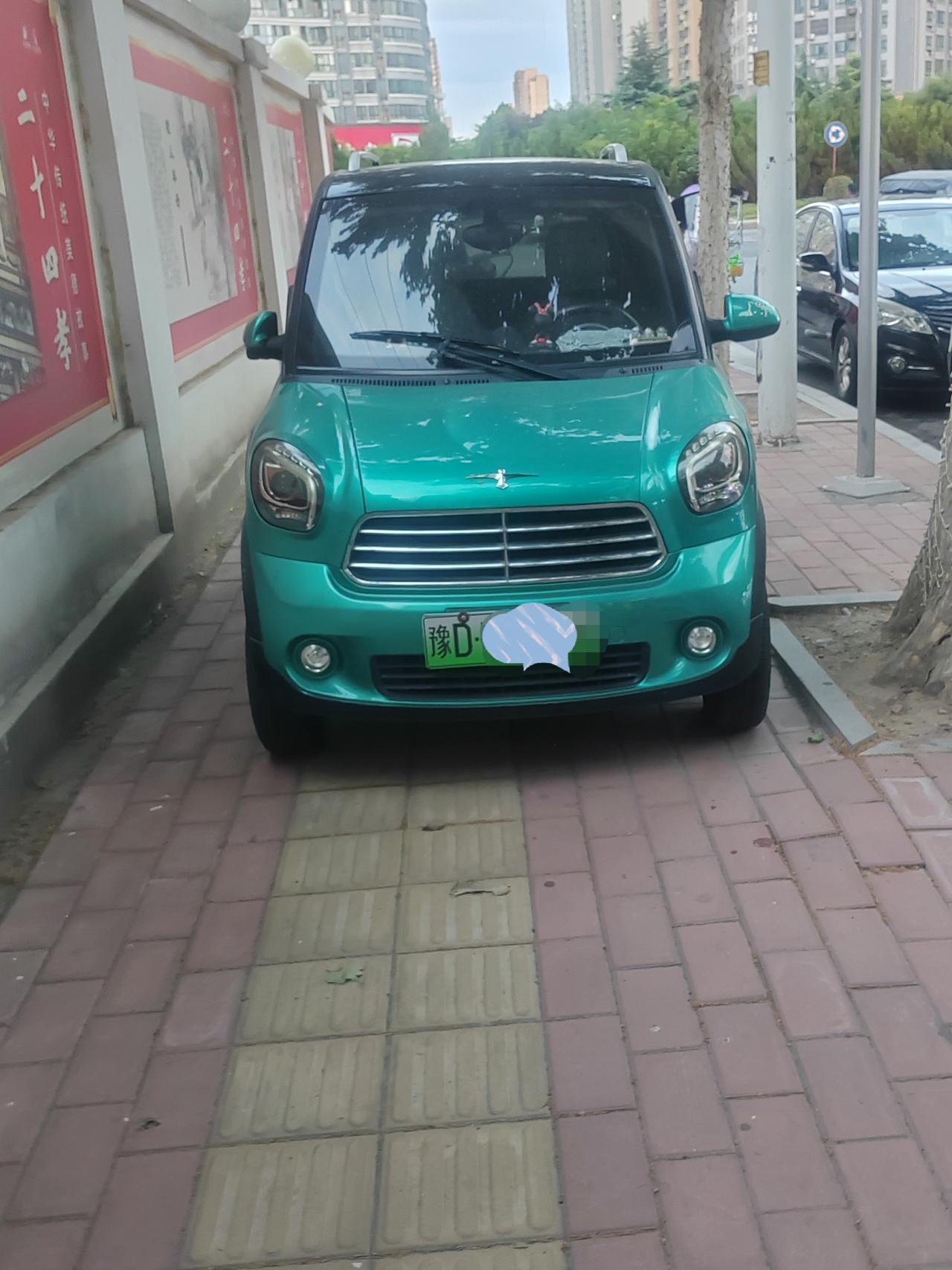 这是昨晚在开源路与姚电大道交叉路口西北角的人行道上拍的，这辆车已经在这里停的是第
