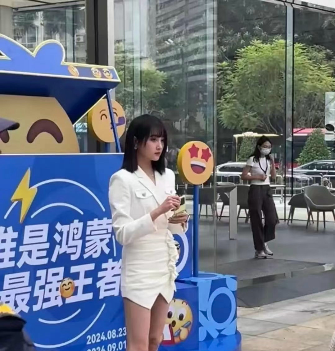 关晓彤，见到明星本人了，大腿上好多肌肉啊 