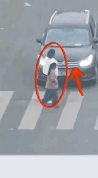 这黑车司机态度极其恶劣，为白车司机点赞👍～

社会百态