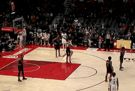 杨瀚森惨遭无情大帽！
在开拓者98 - 110不敌猛龙的比赛里，杨瀚森迎来出场机