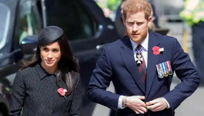 英国王室上演了一出大戏！据英媒称，哈里被先进去见了国王，梅根和孩子在外面等着。之