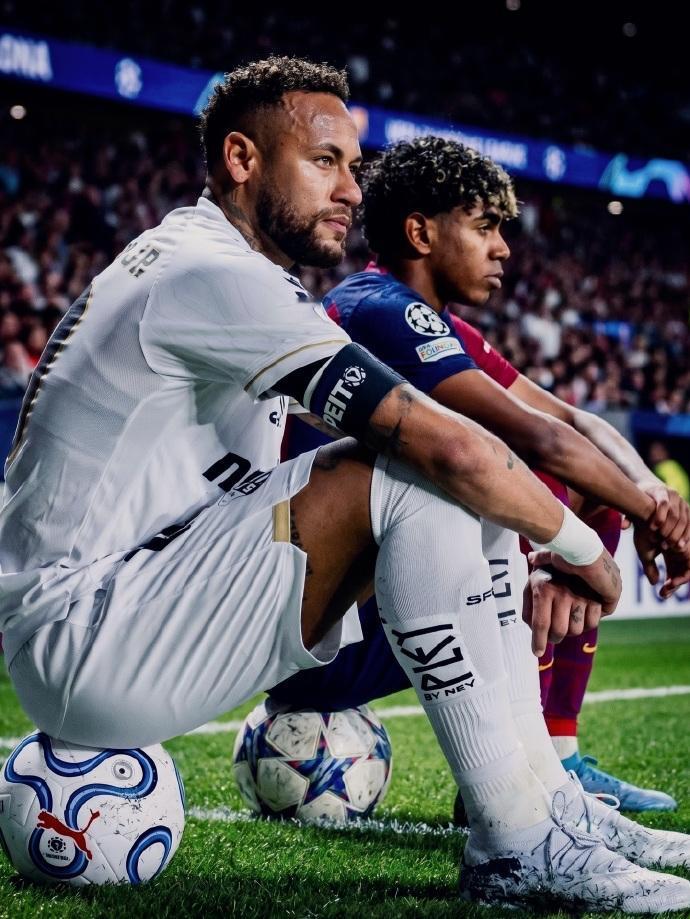 内马尔pk亚马尔，非同框的故事，一样动人。这张图完美诠释了什么叫“曾经的顶流，如