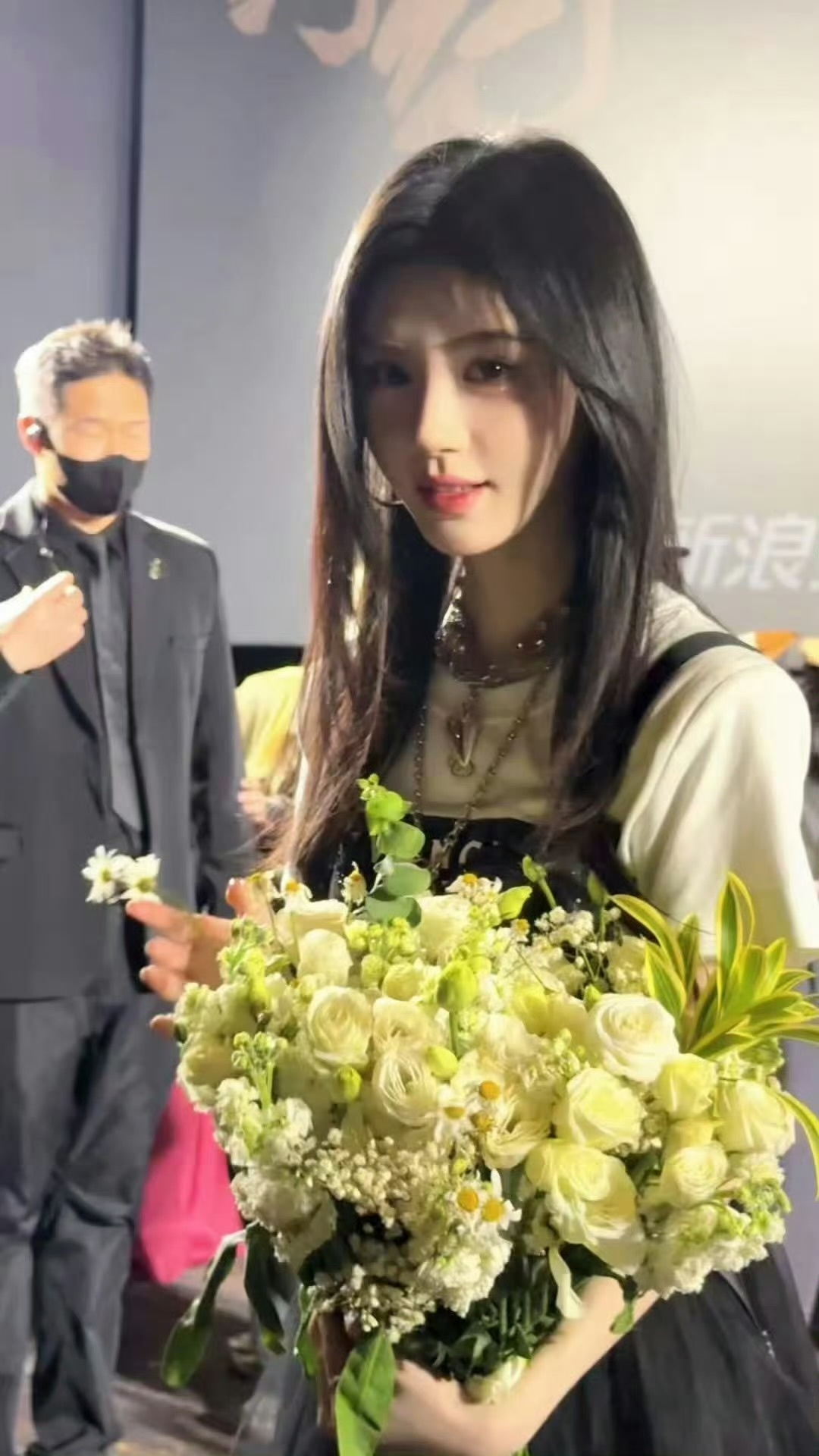 鞠婧祎｜追剧团一波生图汇总，线下出图最严厉的母亲，随便一拍就是神图级别！美女就要