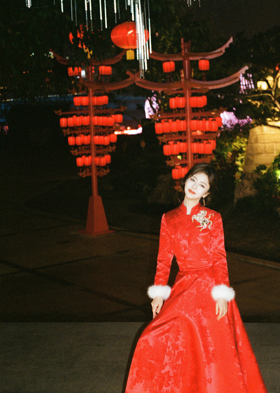 谭松韵好喜庆 谭松韵在宜宾分会场唱《立上游》，灵动的气质配上喜庆的旋律，简直绝配