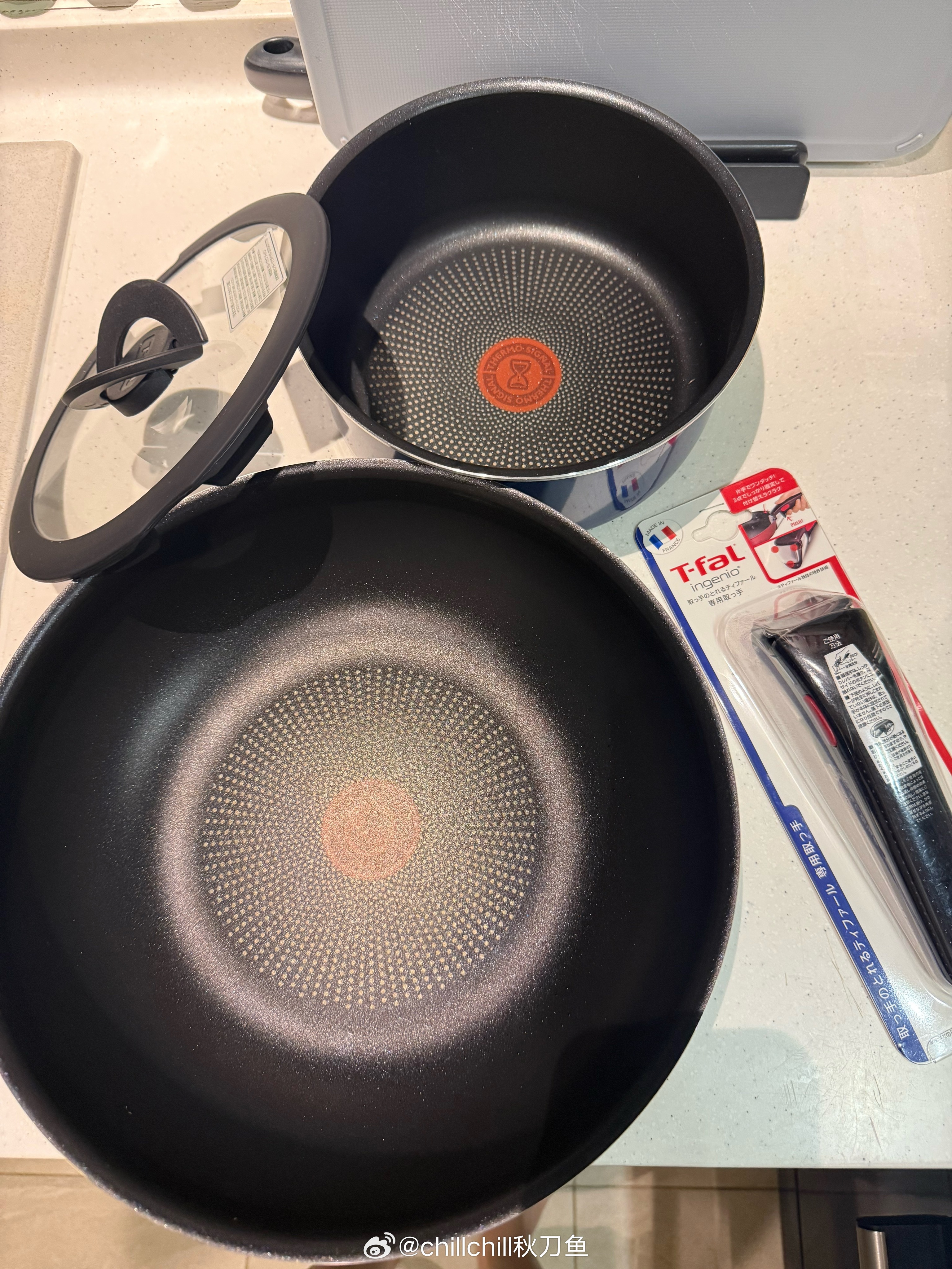 旧的其实还很不粘，也没划痕，但确实用了很多年了，得换。新锅看着真美。