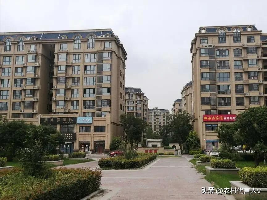 农村人的县城房子：一年住十天，房贷月月还，到底买给谁住？戳中多少家庭的痛。
 