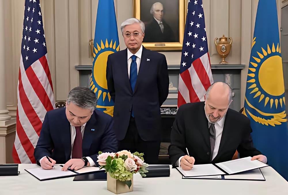 虽然哈萨克斯坦要向日本出口能源和稀土，但是却不能使用中欧班列，哈萨克斯坦手里握着