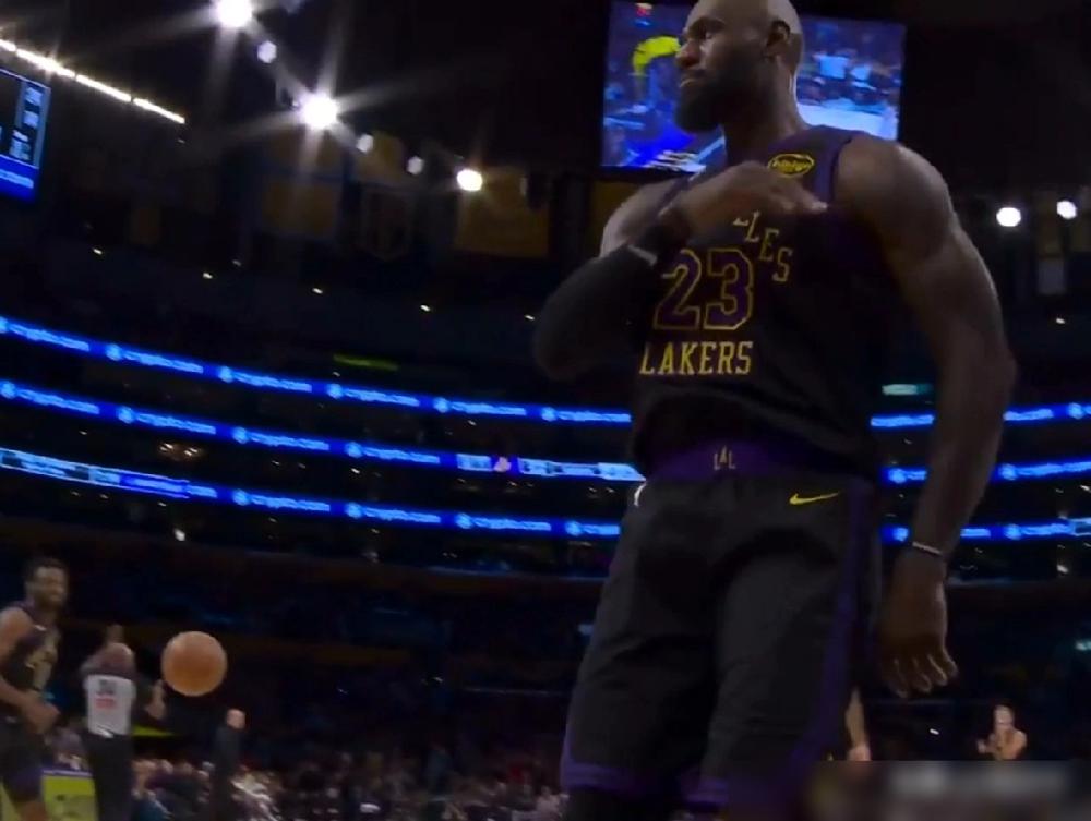 狄龙低头认怂？别天真了。他不过在围观一场残忍的活人献祭。
东契奇腿筋撕裂，里夫