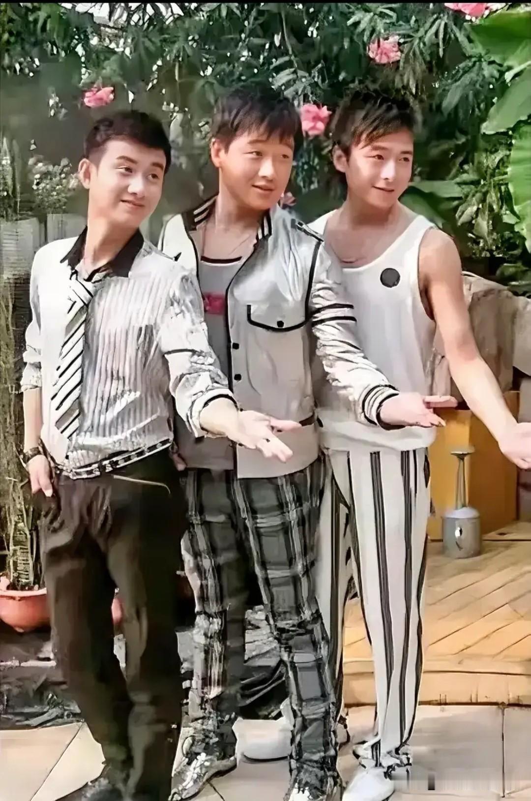这三个小伙子，年轻俊朗活力四射，现在的他们可是火遍大江南北的人物了，
     
