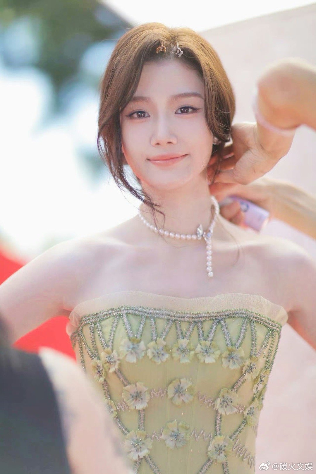 卢昱晓绿色绣花裙卢昱晓换妆容了卢昱晓换妆容了，好看的，[太开心][太开心] ​​