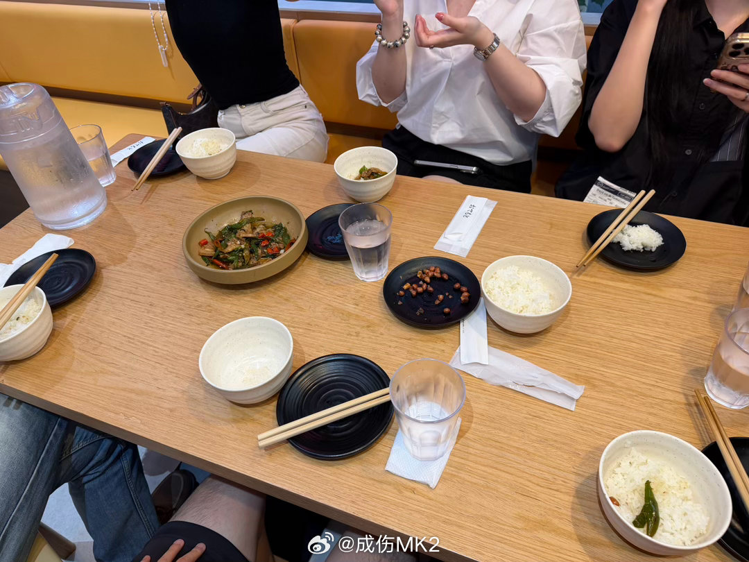 高马留子刻板惨印象，六个人一小份辣椒炒肉两碗米饭来分(只是上菜太慢，过了二十分钟