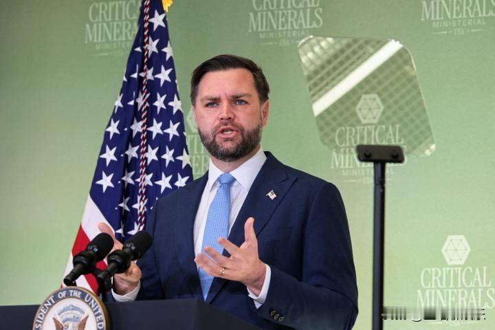 万斯猛烈抨击尼克·富恩特斯，因为后者因乌莎的印度血统对她进行种族主义诽谤。
“他