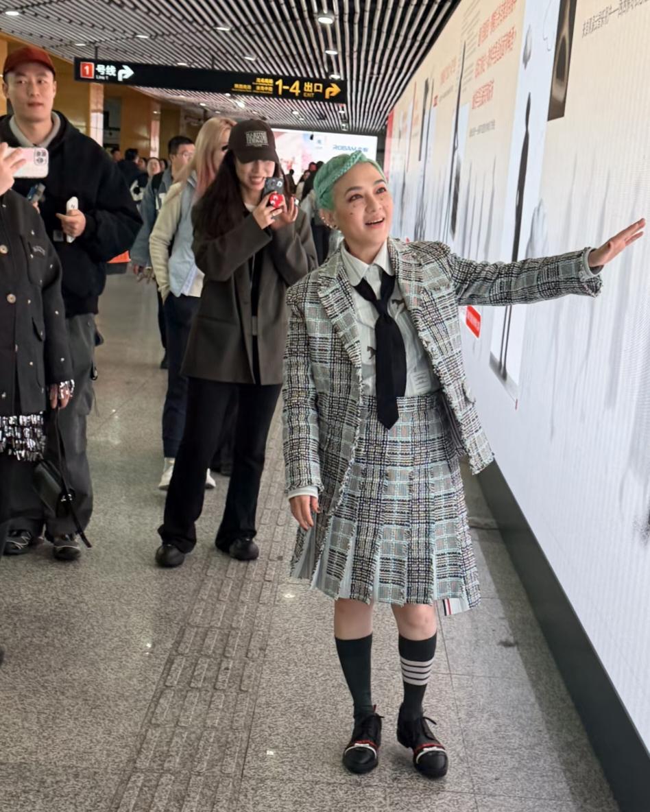 48岁范晓萱现身陕西地铁站，她的穿衣打扮太一言难尽了！一头绿毛和脸上的大浓妆好显