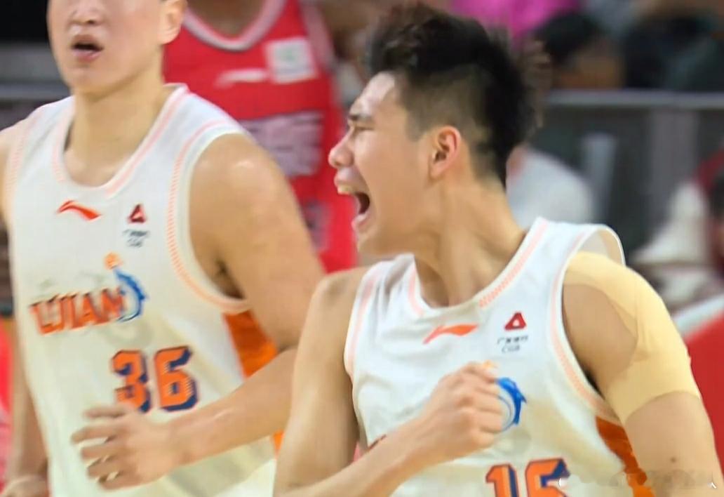 福建男篮战胜龙狮男篮状元杨曦皓18分6盖帽 福建男篮第一节就早早建立起优势，最多
