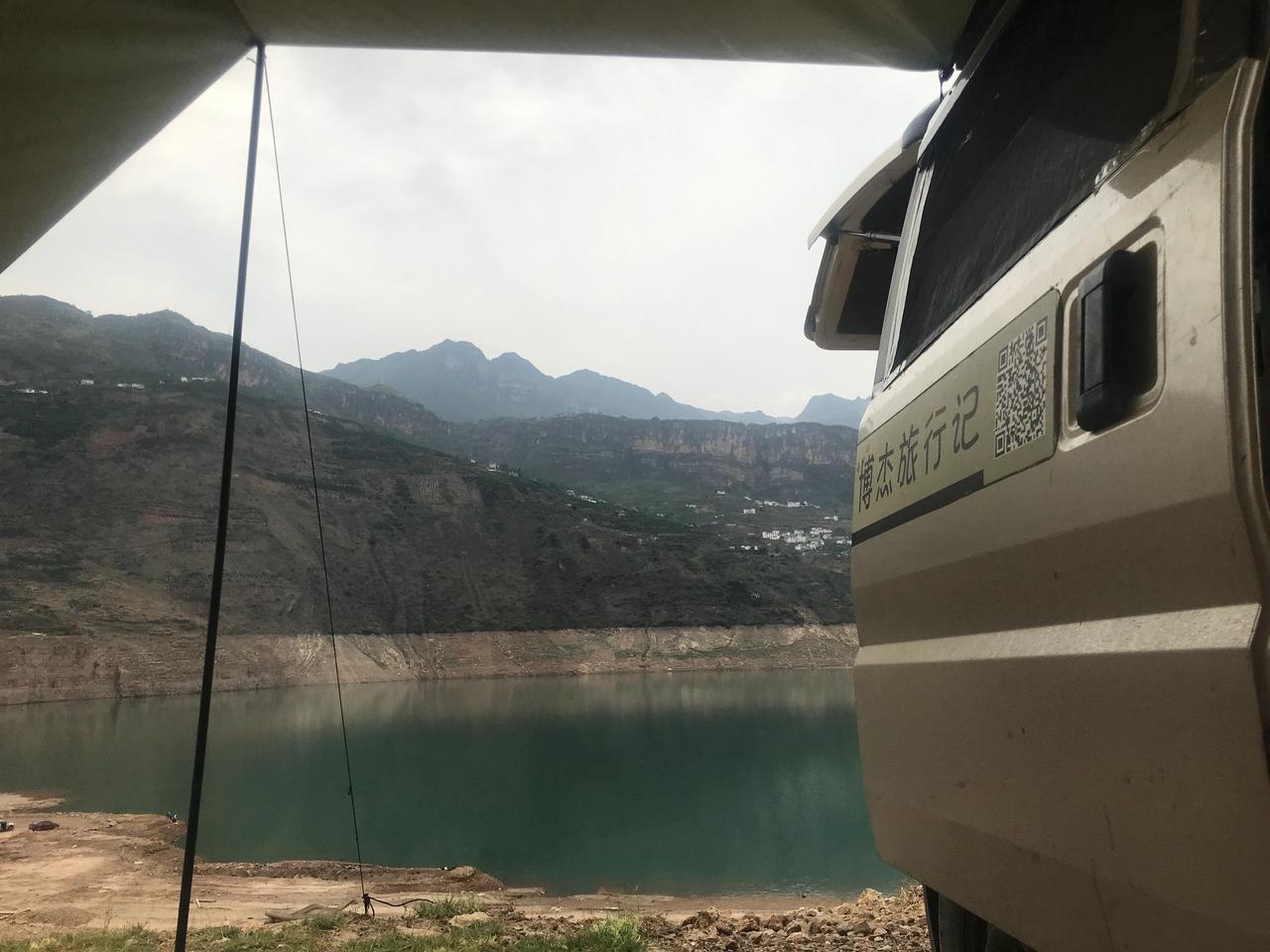 面包车自驾旅行，离开大凉山悬崖村30公里处，有一片金沙江的岸边可以露营、钓鱼、发