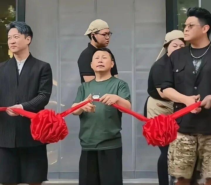 曹云金饭馆开张，何云伟受邀到场，和曹云金并肩为饭店剪彩。 尽管二人曾同属德云社并