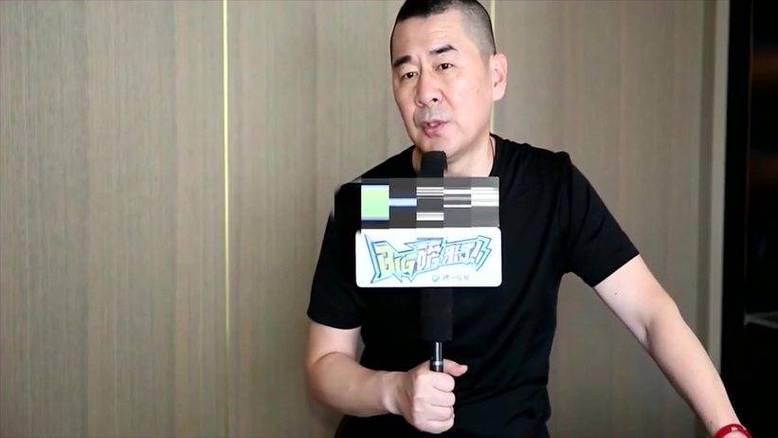 4月15日，打假人王海发布视频实名举报演员陈建斌代言的中伟文件柜为三无产品，涉嫌